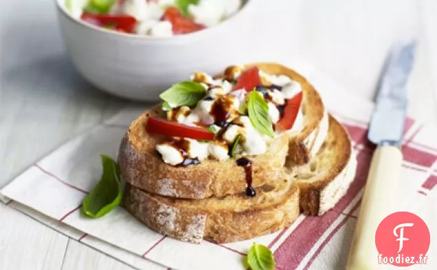 Sandwich ouvert au fromage cottage et au poivre