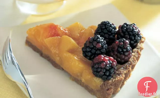 Tarte aux Pêches et aux Mûres avec Croûte de Biscuits à l'Avoine