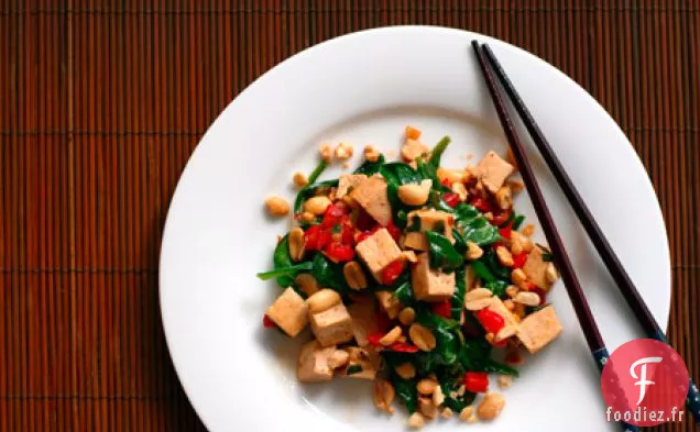 Tofu Thaï Épicé Aux Poivrons Rouges Et Arachides