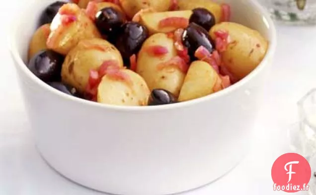Salade de pommes de terre, oignons rouges et olives