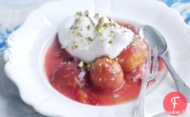 Prunes sirupeuses aux meringues à la pistache