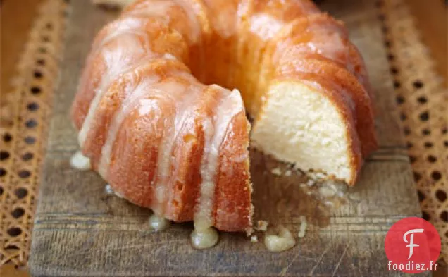 Gâteau bundt à la crème aigre avec glaçage au beurre