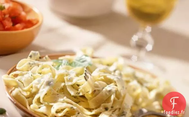 Fettuccine à la Sauce Crémeuse au Basilic et aux Pignons de Pin