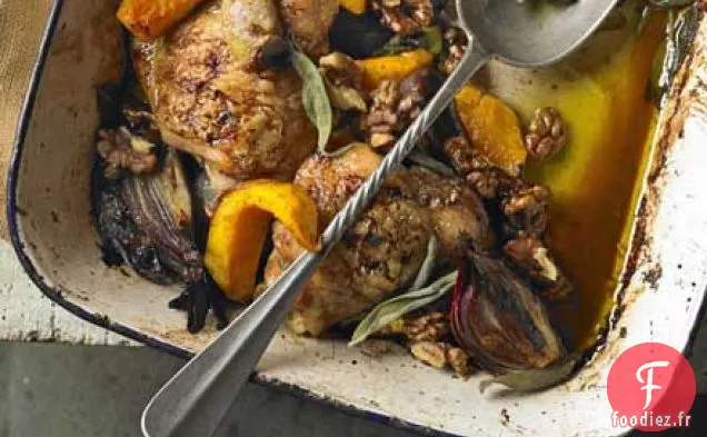 Poulet cuit à une poêle avec courge, sauge et noix