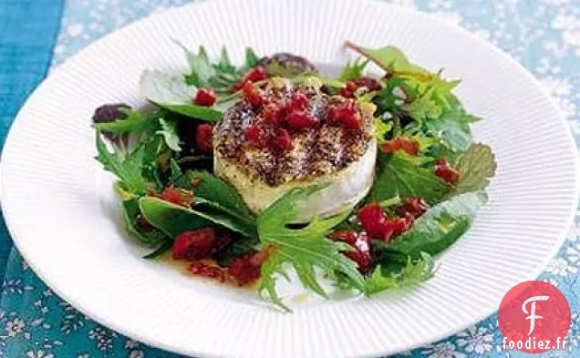 Fromage de chèvre poivré avec salade ensoleillée