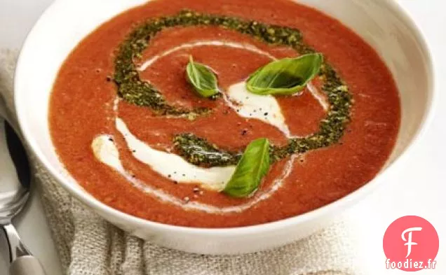 Riche soupe de tomates au pesto