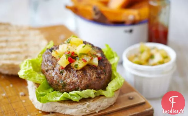 Hamburgers thaïlandais maigres avec chips de patates douces et salsa à l'ananas
