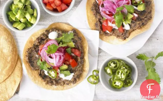 Tostadas aux haricots noirs avec salsa à l'avocat