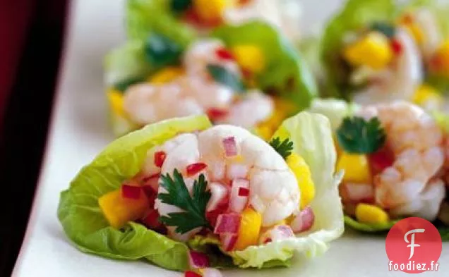 Petites tasses de pierres précieuses avec salsa aux crevettes et à la mangue