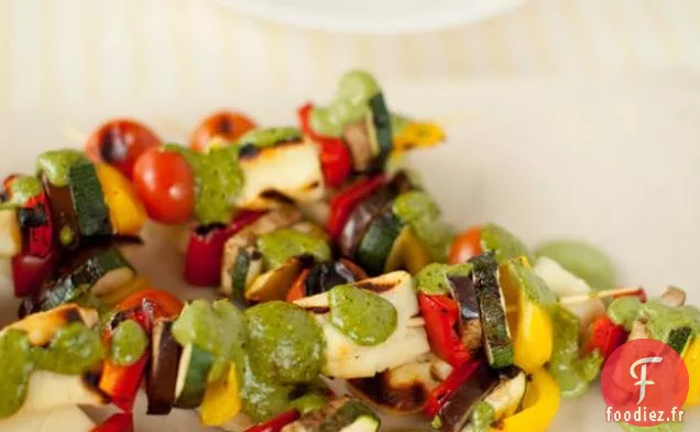 Brochettes De Légumes Avec Sauce Au Pesto Végétalien