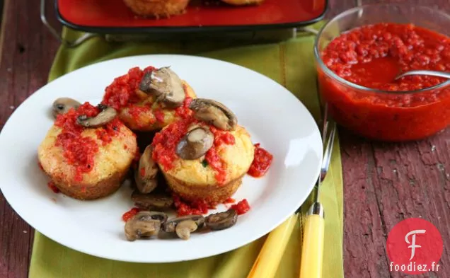 Muffins De Maïs Aux Courgettes Au Fromage Avec Champignons Et Sauce Au Poivron Rouge