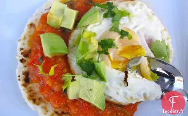 Arepa con Huevo Frito, Hogao y Aguacate (Arepa avec Œuf, Avocat et Sauce Créole)