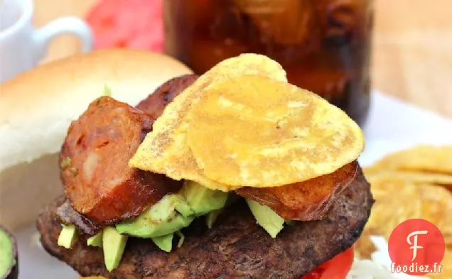 Burger au Chorizo, Chips d'Avocat et de Plantain