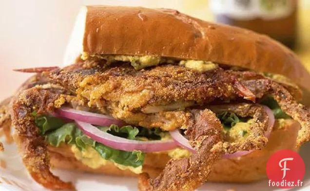 Sandwich au Crabe à Carapace Molle aux Épices Cajun avec Aïoli au Poivron Jaune et aux Câpres