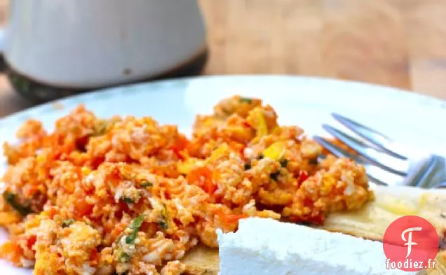 Œufs brouillés à la Tomate et aux Oignons verts (Huevos Revueltos con Tomate y Cebolla)