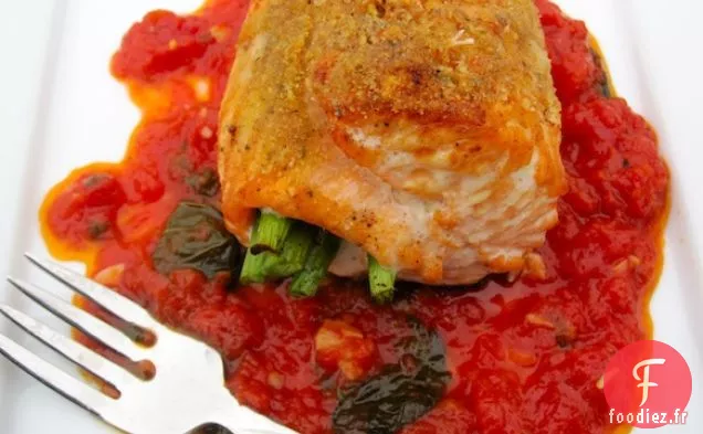 Rouleaux de Saumon aux Asperges à la Sauce Tomate