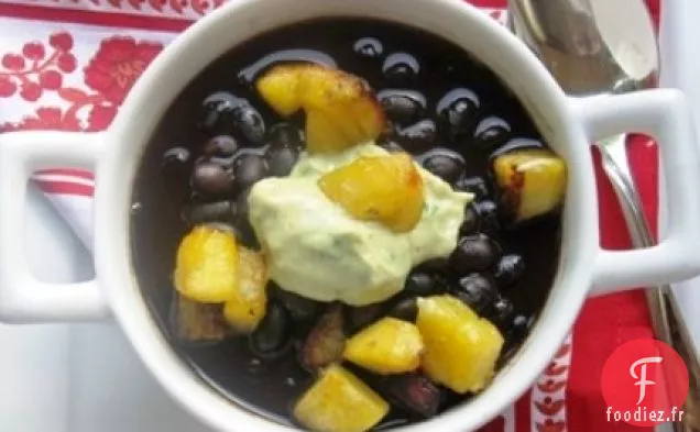 Soupe de Haricots Noirs à la Banane Plantain Sucrée et Crème d'Avocat-Cumin