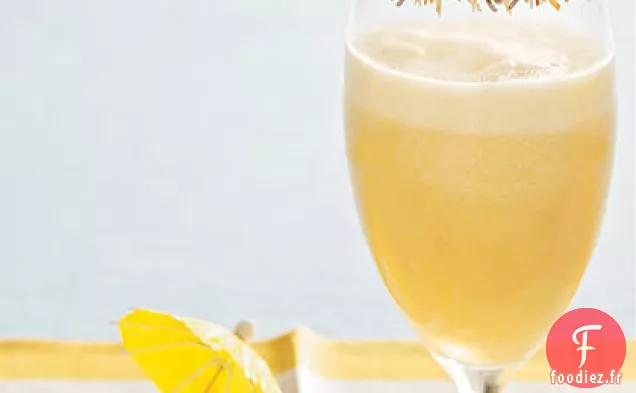 Pina Colada Avec Bord De Noix De Coco Grillé