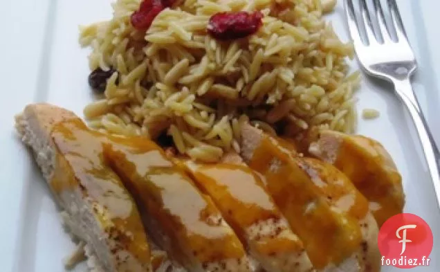 Poulet à la Sauce aux Fruits de la Passion sur des Fruits Secs et des Noix Orzo