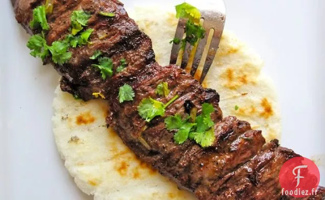 Arepa con Carne Asada (Arepa au Bœuf Grillé à la Colombienne)