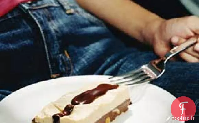 Barres au Beurre de Cacahuète au Chocolat et Sauce Fudge Chaude