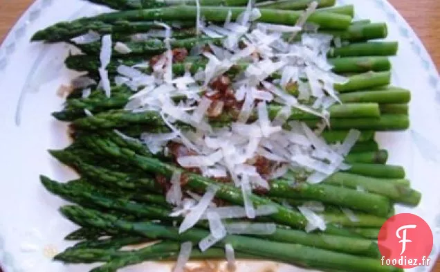 ASPERGES AU VINAIGRE DE XÉRÈS ET FROMAGE MANCHEGO