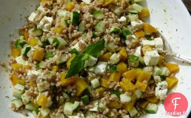 Farro Aux Concombres, Betteraves Dorées, Vinaigrette À La Feta Et À La Menthe