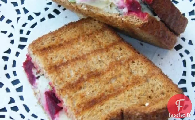 Sandwich aux Pommes de Terre et Betteraves Grillées