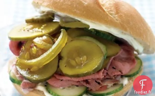 Sandwich Au Rôti De Boeuf Avec Cukes Et Cornichons
