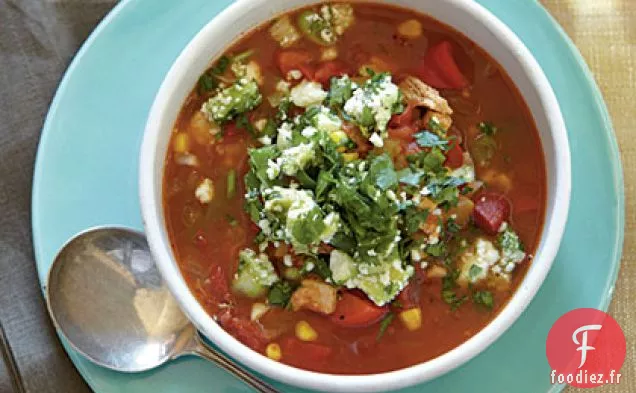 Soupe de Poulet Épicée au Chili avec Poivrons Rouges et Relish d'Avocat