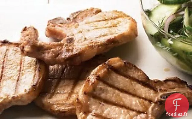 Côtelettes De Porc Grillées Avec Salade De Concombre Et d'aneth
