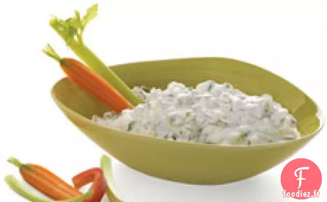 Trempette au yogourt au concombre et à la menthe