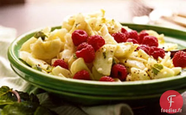 Salade de petits fruits au concombre et à la menthe