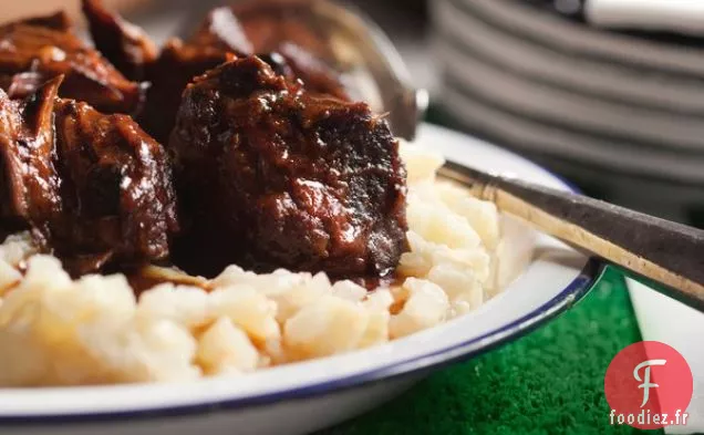 Côtes Levées Braisées avec Pommes de Terre et Pommes 