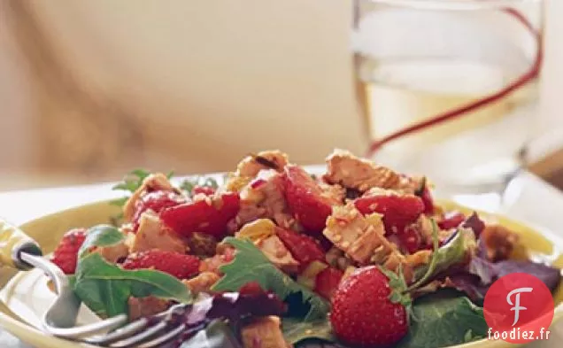 Poulet et Fraises Sur Des Légumes Verts Mélangés