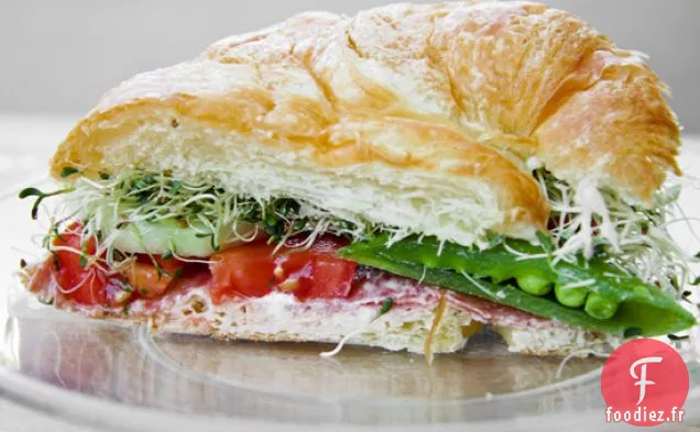Sandwich Croissant aux Légumes et au Salami