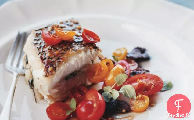 Bar Noir Rôti avec Salade de Tomates et d'Olives