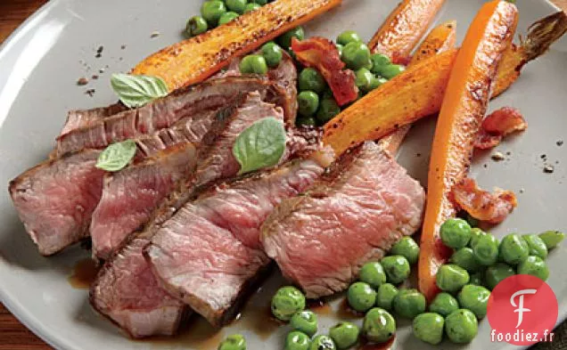 Bande de New York Frottée aux Herbes avec Petits Pois et Carottes Sautés