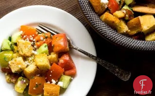 Salade De Tomates Et Concombres Avec Croûtons De Pain De Maïs