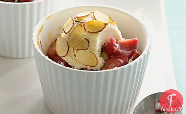 Compote de Rhubarbe avec Boules de Glace aux Amandes Grillées