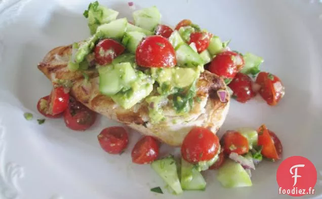 Poitrines De Poulet Avec Salsa À L'Avocat, À La Tomate Et Au Concombre