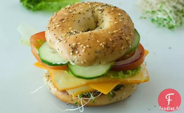 Sandwich Bagel Aux Légumes Et Au Fromage