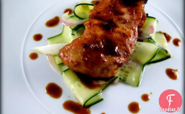 Poulet Bbq Épicé sans Ketchup Avec Des Cukes Et Des Oignons Marinés