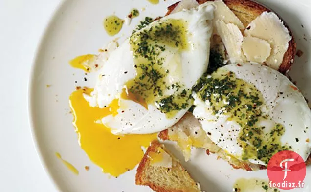 Oeufs Pochés et Parmesan Sur Brioche Grillée au Pistou