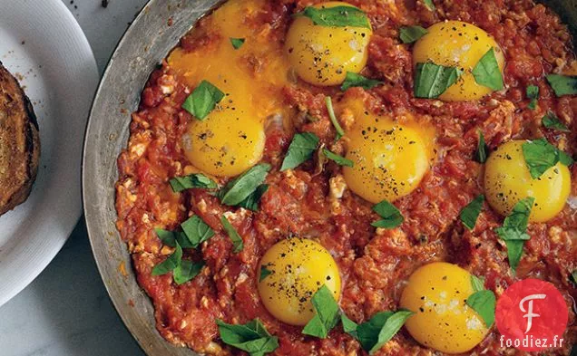 Oeufs à la tomate sur du pain grillé