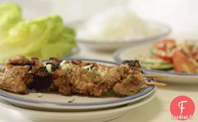 Brochettes de Tempeh Poivrées Avec Salade de Vermicelles et Concombre