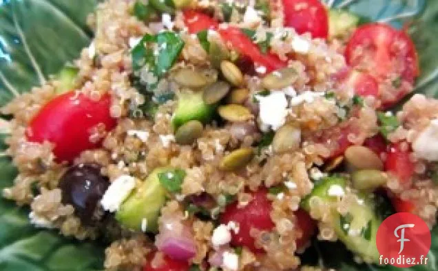 Salade De Quinoa Maigre Avec Tomates, Cukes, Olives Et Herbes