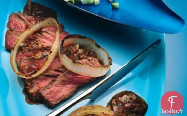 Entrecôte Nourrie À L'Herbe Avec Sauce Hoisin Épicée Et Relish De Concombre