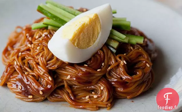 Bibim Nengmyun (Nouilles De Sarrasin Mélangées À Une Sauce Au Piment)