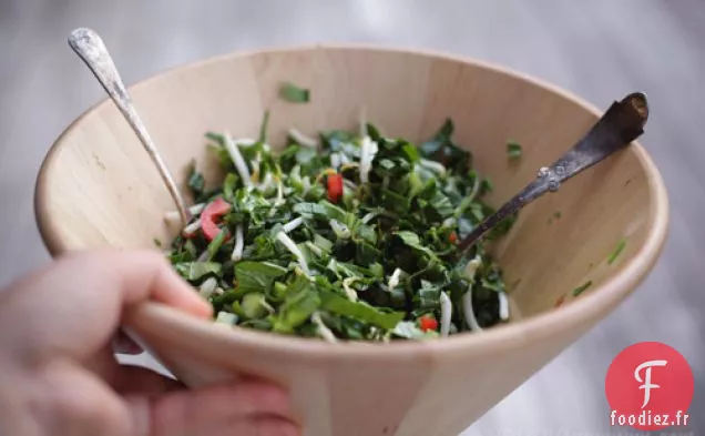 Salade De Légumes Verts Asiatiques Avec Vinaigrette Au Sichuan, Huile De Sésame Et Citron Vert